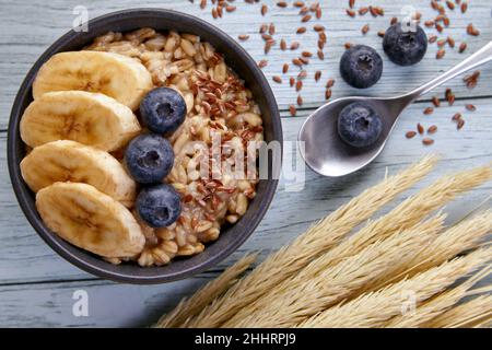 Farine d'avoine entière avec bleuets et tranches de banane Banque D'Images