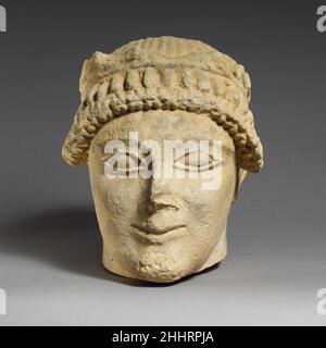 Tête de calcaire d'un votary mâle sans barbes avec une couronne de feuilles 2nd quart du siècle 5th B.C. Cypriote.Tête de calcaire d'un votary mâle sans barbes avec une couronne de feuilles 242373 Banque D'Images