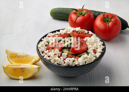 Bol avec tomates hachées et concombres, fromage cottage Banque D'Images