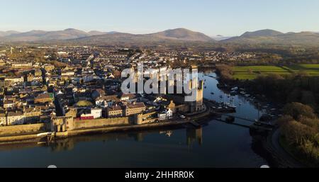 Coucher de soleil sur le château de Caernarfon, pays de Galles (Royaume-Uni) Banque D'Images