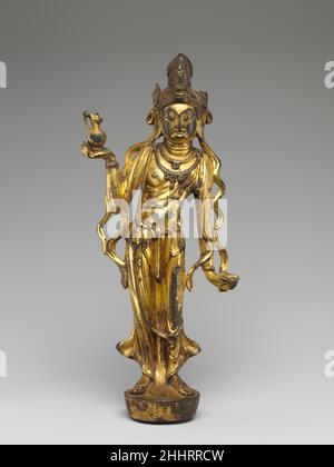 Bodhisattva Avalokiteshvara (Guanyin) 8th siècle Chine ce bodhisattva peut être identifié comme Avalokiteshvara par la petite sculpture d'un Bouddha sur son headaddress et par le navire qu'il tient dans sa main droite.La forme de ce navire, en particulier son sommet à tête d’oiseau, caractérise les métaux et les céramiques produits en Chine à la fin du septième et au début du huitième siècle.Bodhisattva Avalokiteshvara (Guanyin) 54207 Banque D'Images