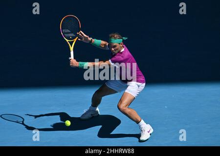 Melbourne, Australie.26th janvier 2022.6th SEED RAFAEL NADAL (ESP) en action contre 14th SEED DENIS SHAPOVALOV (CAN) sur Margaret court Arena dans un match de quarts de finale hommes de singles le jour 9 de l'Open d'Australie 2022 à Melbourne, en Australie.Sydney Low/Cal Sport Media.NADAL a gagné 6:3, 6:4, 4:6, 3:6, 6:3.Crédit : csm/Alay Live News Banque D'Images