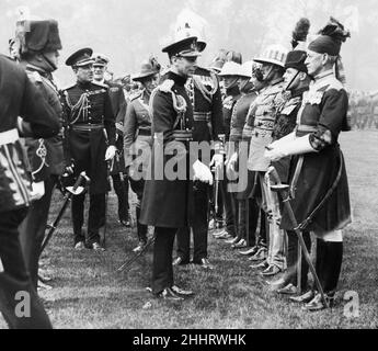 Le roi George VI a vu ici présenter des médailles de couronnement aux membres des contingents d'Oversea qui assistaient au couronnement dans les jardins de Buckingham Palace.13th mai 1937 Banque D'Images