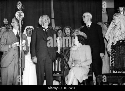 David Lloyd George parlant à l'Eisteddfod national à Old Colwyn.Également en photo, Mlle Megan Lloyd George, MP (assis), M. D R Hughes (à droite) et Caerwyn (au microphone).1941. Banque D'Images