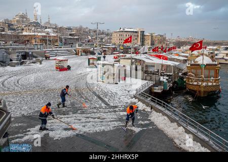 Le 25 janvier 2022 : la neige accumulée devant la route, la chaussée et le magasin couvert de neige a été déblayée par les travailleurs et les équipes municipales.La chute de neige lourde tant attendue a eu un impact négatif sur la vie à Istanbul.Surtout après la forte chute de neige la nuit reliant le 24 janvier au 24th, la vie dans les zones touristiques a commencé à revenir à la normale.(Image de crédit : © Tolga Ildun/ZUMA Press Wire) Banque D'Images