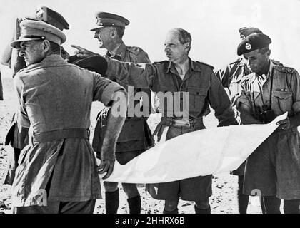 Le général de Lieut Bernard Montgomery, nouvellement nommé commandant de l'armée de 8th, a vu ici discuter de tactiques avec les officiers de la Brigade blindée de 22nd à leur quartier général en Afrique du Nord.à droite de Montgomery, est le commandant de la Brigadier 'PIP' Roberts.20th août 1942. Banque D'Images