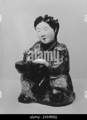 Figure de fille avec bouilloire à vin 1800 Japon.Figurine fille avec bouilloire à vin.Japon.1800. Poterie décorée d'émaux (vaisselle Hizen, type Kutani).Période Edo (1615–1868).Céramique Banque D'Images