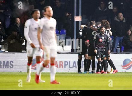 Andreas Weimann de Bristol City (caché à droite) célèbre le premier but de son équipe avec ses coéquipiers, tandis que les joueurs de Luton Town semblent découragés lors du match de championnat Sky Bet à Kenilworth Road, Luton.Date de la photo: Mardi 25 janvier 2022. Banque D'Images