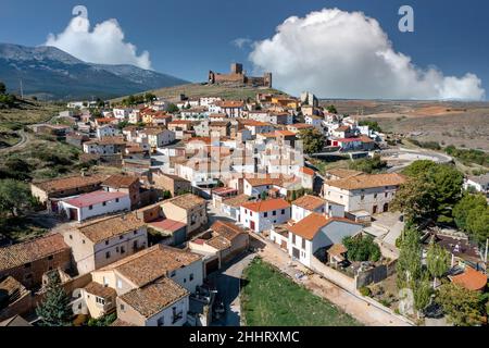 Trasmoz, Espagne - 6 novembre 2021 : vue panoramique aérienne du château de Trasmoz, forteresse médiévale du XIIIe siècle, région de Tarazona, province de Saragosse, Espagne. Banque D'Images