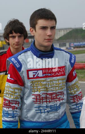 Craig Breen est un pilote de rallye irlandais, qui participe au championnat du monde de rallye, vu ici en compétition dans sa carrière initiale à Karting. Banque D'Images