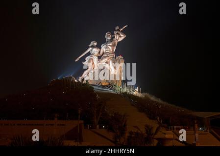 Vue de nuit sur la colline et l'esplanade avec le monument à la Renaissance africaine, dans la ville de Dakar, capitale du Sénégal Banque D'Images