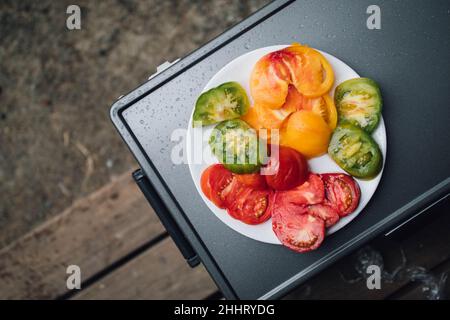 tranches de tomates rouges, jaunes et vertes Banque D'Images