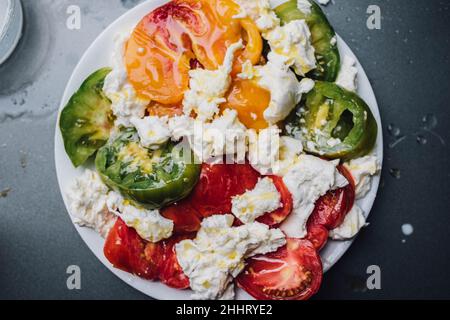 caprese heirloom salade de tomates camping balsamique mozzarella fromage Banque D'Images