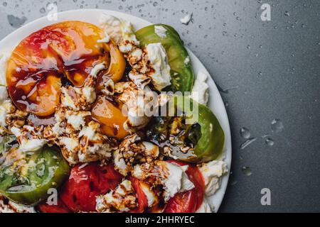 caprese heirloom salade de tomates camping balsamique mozzarella fromage Banque D'Images