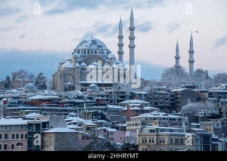 25 janvier 2022 : une vue de la mosquée Suleymaniye et de ses environs, une des œuvres les plus importantes de Mimar Sinan.La chute de neige lourde tant attendue a eu un impact négatif sur la vie à Istanbul.Surtout après la forte chute de neige la nuit reliant le 24 janvier au 24th, la vie dans les zones touristiques a commencé à revenir à la normale.(Image de crédit : © Tolga Ildun/ZUMA Press Wire) Banque D'Images