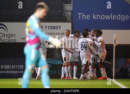 Elijah Adebayo (caché à droite), de Luton Town, célèbre le deuxième but de son équipe avec des coéquipiers, le gardien de but de Bristol City Max O'Leary semble abattu lors du match de championnat Sky Bet à Kenilworth Road, Luton.Date de la photo: Mardi 25 janvier 2022. Banque D'Images