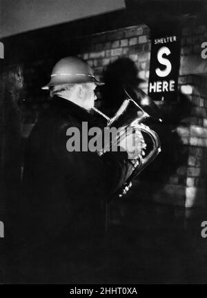 W.G.Dodge of the Wood Green Silver Prize Band joue des chants de Noël par la lumière de lune à l'abri la veille de Noël 24th décembre 1942. Banque D'Images