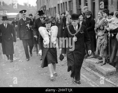 La duchesse de Gloucester a visité des zones bombardées de Coventry après les raids aériens nazis.Elle s'est arrêtée pour parler à M. et Mme Oldfield, qui ont perdu sept membres de leur famille lorsqu'une bombe a frappé leur maison, tuant 12 personnes en tout.M. Oldfield a dit à la duchesse qu'il avait été piégé par de gros bois pendant une heure et demie dans la maison démolie avant d'être extrait par l'équipe de sauvetage.La duchesse a serré la main avec eux et après avoir exprimé sa profonde sympathie dans leur perte, les a félicités pour leur évasion.Mme Oldfield était dans un abri Anderson dans le jardin quand la bombe a explosé et ne savait pas Banque D'Images