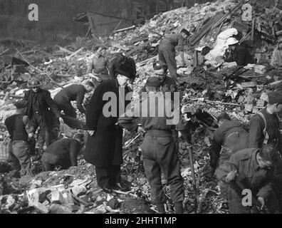 Merci civique du maire de Lord alors que des secouristes fouillent les décombres de Bean Street, Hull, à la recherche de survivants à la suite d'un raid aérien particulièrement lourd dans la ville.15th mars 1941 Banque D'Images