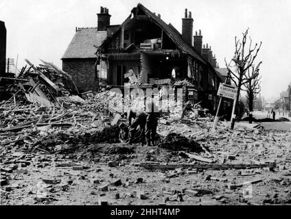 Une scène de Friars Road, centre-ville de Coventry.Cette image a été prise peu après le Blitz de novembre 14th 1940.Même s'il y a eu des dommages importants à cette rue, la plupart des bâtiments demeurent.1940 Banque D'Images