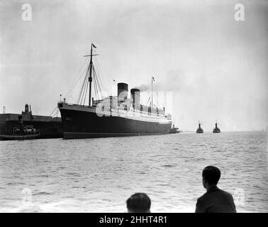 Le RMS Mauretania a amené la Tamise au quai du roi George V à Woolwich.Elle est le plus grand navire à jamais venir vers le haut de la Tamise pour décharger sa cargaison.6th août 1939. Banque D'Images