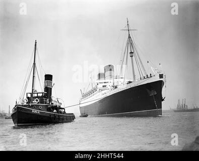 Le RMS Mauretania a amené la Tamise au quai du roi George V à Woolwich.Elle est le plus grand navire à jamais venir vers le haut de la Tamise pour décharger sa cargaison.6th août 1939. Banque D'Images