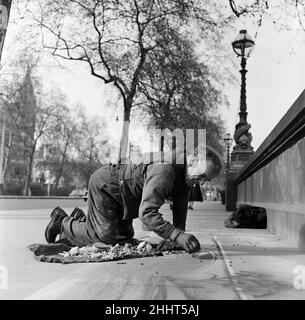 Artiste de trottoir au travail sur le remblai, Londres.Vers 1945. Banque D'Images