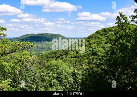 La vue des Drachenfels sur la nature depuis le Siebengebirge à Königswinter Banque D'Images