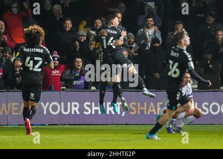 Luton, Royaume-Uni.19th janvier 2022.Andreas Weimann (14 ans) de Bristol City fête ses célébrations après qu'il a terminé le premier but de son équipe lors du match de championnat Sky Bet entre Luton Town et Bristol City à Kenilworth Road, Luton, Angleterre, le 25 janvier 2022.Photo de David Horn.Crédit : Prime Media Images/Alamy Live News Banque D'Images