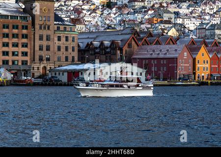 Embarcation de plaisance ISE III passant devant le quai Bradbenken dans le port de Bergen, Norvège.Un jour gris, pluvieux en janvier Banque D'Images