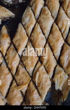 En bas de la baklava faite maison coupée en formes de diamant Banque D'Images