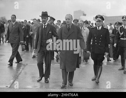 Le Premier ministre britannique Neville Chamberlain a été accueilli par le ministre allemand des Affaires étrangères Joachim Von Ribbentrop à son arrivée à Munich, pour une rencontre avec le chancelier allemand Adolf Hitler.15th septembre 1938. Banque D'Images