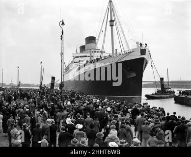 Le RMS Mauretania a amené la Tamise au quai du roi George V à Woolwich.Elle est le plus grand navire à jamais venir vers le haut de la Tamise pour décharger sa cargaison.6th août 1939. Banque D'Images