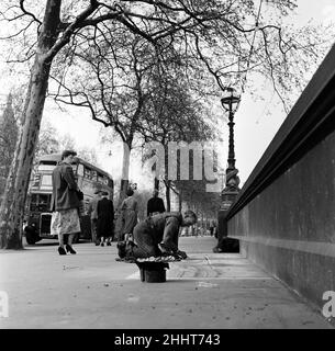 Artiste de trottoir au travail sur le remblai, Londres.Vers 1945. Banque D'Images
