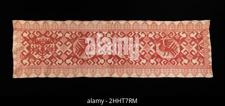 Rideau de lit frontière russe de la fin du 18th siècle cet objet est issu de la collection de Natalia de Shabelsky (1841-1905), une noble russe contrainte de préserver ce qu'elle a perçu comme la disparition des traditions d'art populaire de son pays natal.Voyageant largement dans la Grande Russie, elle a recueilli beaucoup d'exemples fins de l'art textile de la classe paysanne riche.De la 1870s jusqu'à son déménagement en France en 1902, Shabelsky a amassé une grande collection de textiles ménagers tissés à la main et de vêtements opulents de fête avec une décoration riche et des motifs élaborés.Le musée de Brooklyn ho Banque D'Images