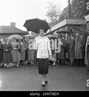 La maison de laine à tricoter à la main Mandel tenant un défilé de mannequin dans les jardins de Ludgate.Ont assisté des employés des bureaux à proximité pendant leur pause déjeuner le 07th mai 1955 Banque D'Images