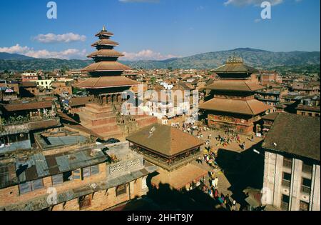 Vue en hauteur de la place Taumadhi et du temple de Nyatapola, Bhaktapur, Népal Banque D'Images