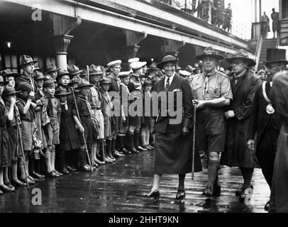 Lady Baden Powell inspecte la Garde d'honneur avant de partir hier avec le Chef Scout sur le paquebot du PSNC Ordana.Le Lord Mayor et les responsables scouts locaux sont sur la droite.Août 1938. Banque D'Images