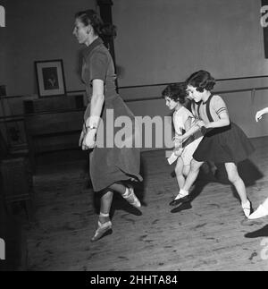 Des cours de baby-sitter et des jeunes enfants qui ont leurs cours de ballet à l'école Rambert du Mercury Theatre, Notting Hill Gate.Les enseignants des classes de bébés sont des élèves âgés, tandis que les cours les plus avancés sont pris par un professeur de ballet expérimenté, le 15th janvier 1954 Banque D'Images