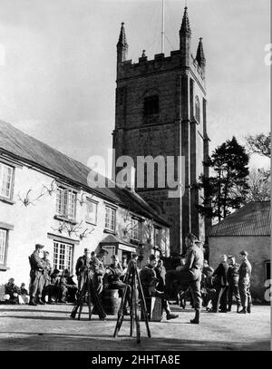 L'antique Royal Oak Inn de 400 ans, nichée sous l'ombre rustique de l'église du village de Ppillaton, a été le lieu de parade pour le dernier 'Fallon' du peloton G n°2 compagnie Home Guard formé exclusivement des agriculteurs.Les gardes sont photographiés en train de prendre un verre et de discuter avant de se briser après qu'ils soient tombés.29th octobre 1944. Banque D'Images