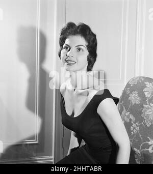 Nadja Regin, actrice serbe au Royaume-Uni pour la première fois, à l'hôtel Grosvenor House Hotel, Londres, décembre 1955. Nadja Regin est au Royaume-Uni pour le tournage d'une société allemande, elle est également porte une robe de sa propre conception. Banque D'Images
