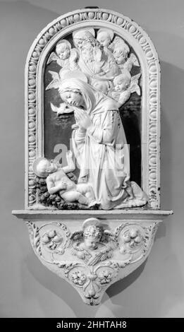 La Vierge adorant le Christ enfant après 1479 atelier d'Andrea della Robbia Italien c'est l'un des différents types de variantes dérivant de ce que l'on appelle l'retable la Verna, exécuté par Andrea del Robbia en 1479 pour la chapelle Brizi dans la Chiesa Maggiore à la Verna.Voir aussi 65.181.23 et 39.186.2.Vierge adorant l'enfant Christ.Atelier d'Andrea della Robbia (italien, 1435–1525).Italien, Florence. Après 1479.Terre cuite émaillée.Sculpture Banque D'Images