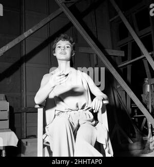 L'actrice française Brigitte Bardot qui joue Andraste dans le film Helen de Troy, photographié pendant le tournage à Rome, Italie.Mai 1954. Banque D'Images