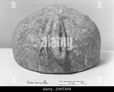 Fragment de la tête d'un enfant 1st ou 2nd siècle A.D. Roman le haut, partie arrière de la tête d'un enfant avec des restes d'une tresse attachée dans un nœud en boucle à l'arrière.Fragment de la tête d'un enfant.Romain.1st ou 2nd siècle A.D..Marbre.Impériale.Sculpture de pierre Banque D'Images