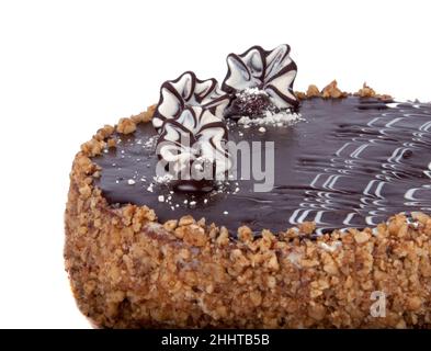 gâteau au chocolat avec cerise isolée sur le blanc Banque D'Images