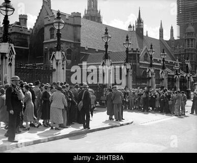 3rd septembre 1939, de grandes foules se sont rassemblées à l'extérieur des chambres du Parlement à l'approche de l'heure zéro 11am qui était la limite de temps pour l'ultimatum à l'Allemagne à expirer.Peu après 11, le Premier ministre Neville Chamberlain a annoncé que le Grand Britien avait déclaré la guerre à l'Allemagne à la suite du refus nazi de se retirer de Pologne Banque D'Images