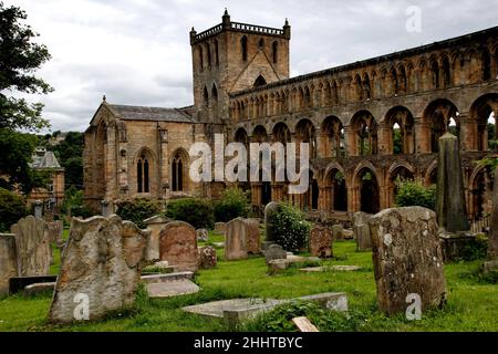 L'abbaye de Jedburgh est une abbaye Augustinienne ruinée fondée au 12th siècle, Jedburgh, aux frontières écossaises, en Écosse Banque D'Images