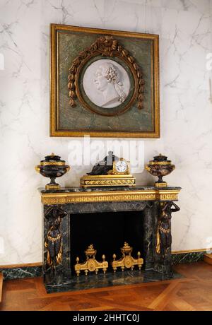 Chimneypiece (cheminée) 1784 après une conception de François Joseph Belanger Français, le modèle de cette imposante chimneypiece néoclassique, incorporant de grandes figures de satyres femelles comme supports de l'étagère de l'architrave et du manteau, a été répété plusieurs fois.Bien que commandé pour le Grand salon ovale de l'Hôtel Thelusson à Paris, le chimnéypithe ne semble jamais y avoir été installé.Il a été utilisé à l'Hôtel de Massa à la place, une résidence louée par le banquier Paul-Louis de Thelusson (b. ca.1762) en janvier 1785.La première pièce de mantelpiece de cette conception semble avoir été celle Banque D'Images