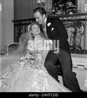 Anna Neagle et Michael Wilding comme épouse et marié à 'Maytime in Mayfair' février 1949.O16758-004 Banque D'Images