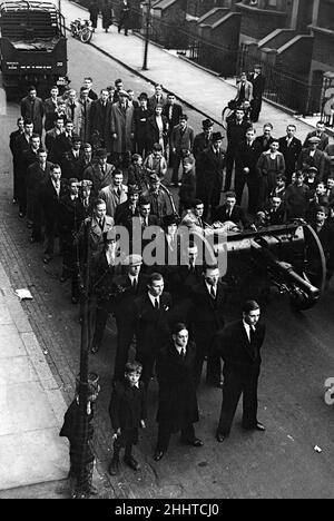 Recrues du 92nd (5th London) Field Regiment, forage de l'Artillerie royale territoriale à Kennington Lane.11th mai 1939. Banque D'Images